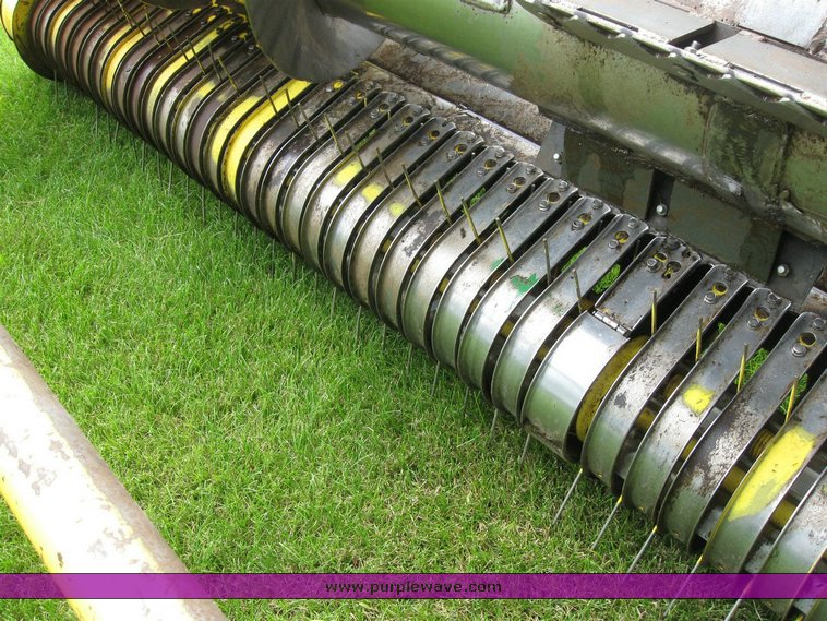 image for item 6849 2001 John Deere 640A pickup head