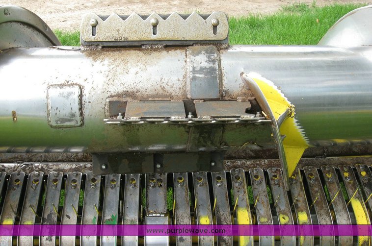 image for item 6849 2001 John Deere 640A pickup head