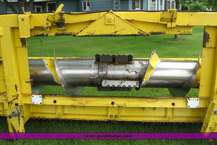 image for item 6849 2001 John Deere 640A pickup head