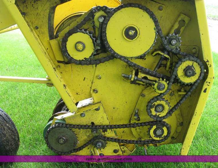 image for item 6849 2001 John Deere 640A pickup head