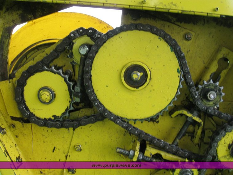 image for item 6849 2001 John Deere 640A pickup head