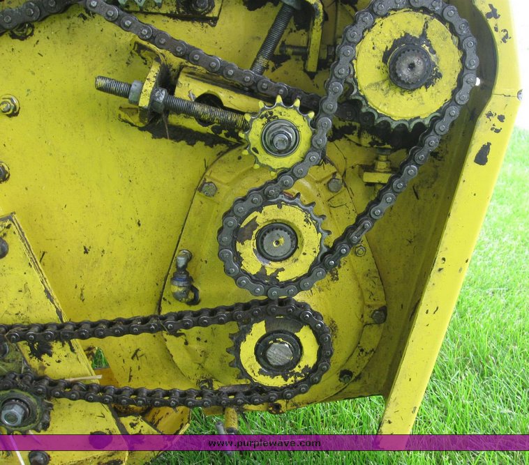 image for item 6849 2001 John Deere 640A pickup head