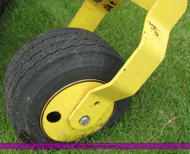 image for item 6849 2001 John Deere 640A pickup head