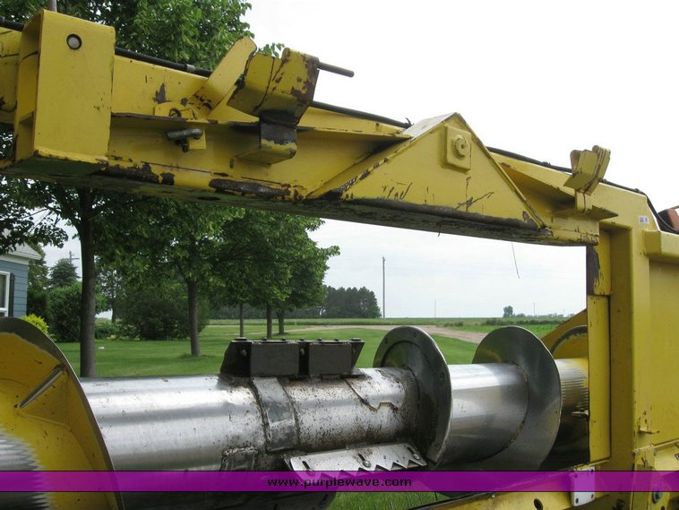 image for item 6849 2001 John Deere 640A pickup head