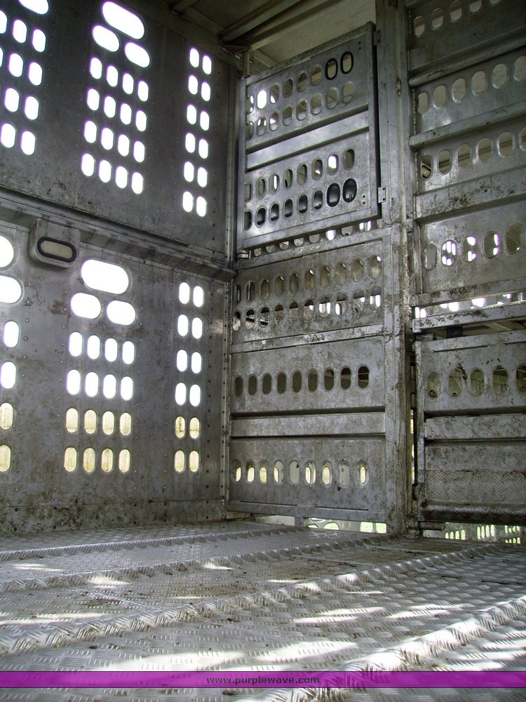 image for item 1000 1999 Barrett livestock trailer