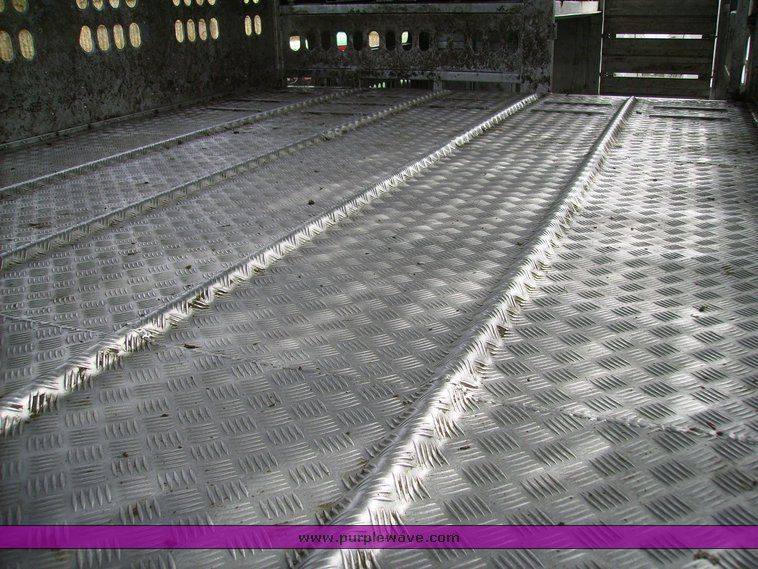 image for item 1000 1999 Barrett livestock trailer