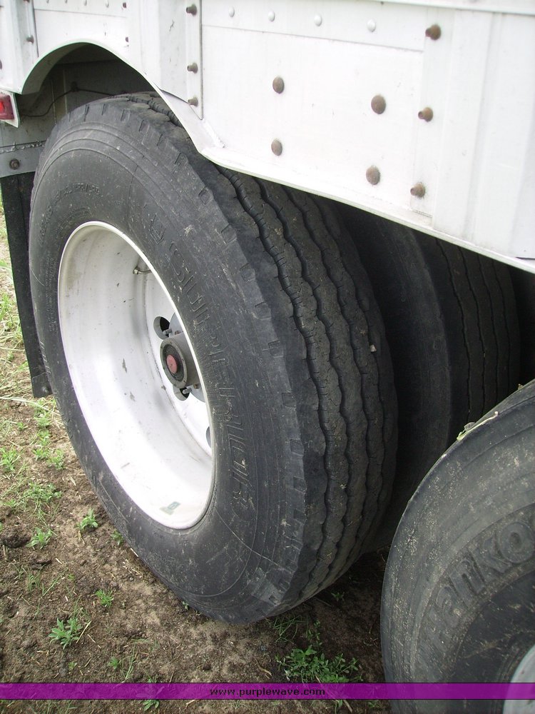 image for item 1000 1999 Barrett livestock trailer