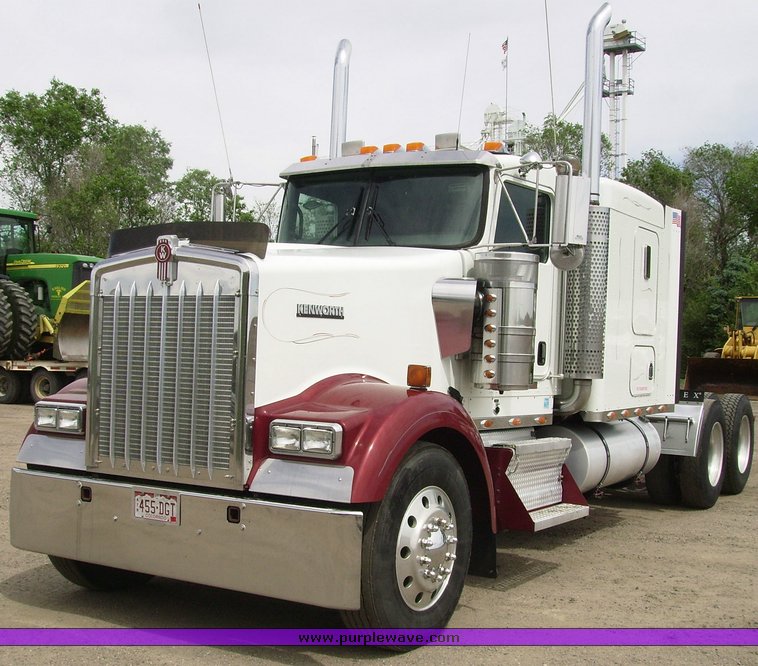 image for item 1005 2006 Kenworth W900B truck tractor
