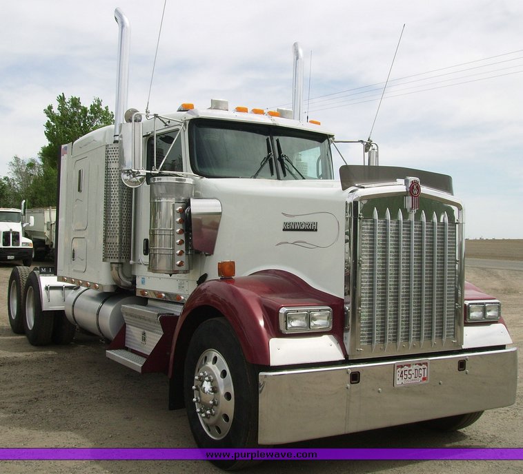 image for item 1005 2006 Kenworth W900B truck tractor