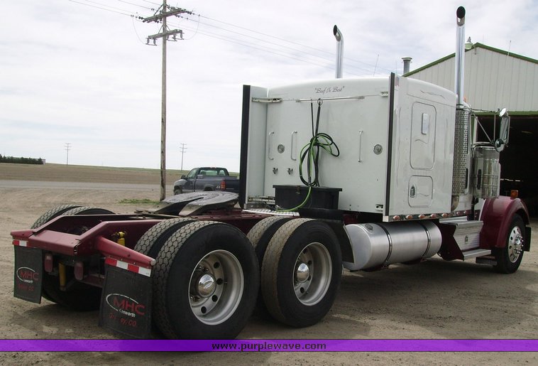 image for item 1005 2006 Kenworth W900B truck tractor