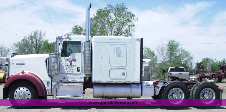 image for item 1005 2006 Kenworth W900B truck tractor