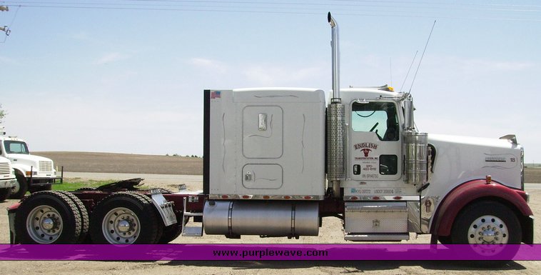 image for item 1005 2006 Kenworth W900B truck tractor