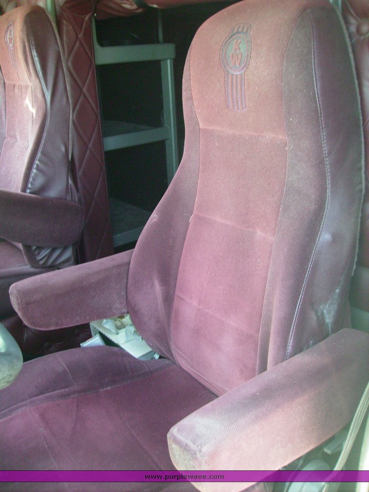 image for item 1005 2006 Kenworth W900B truck tractor