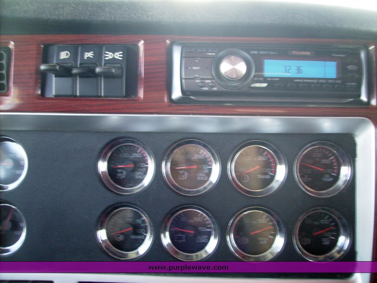 image for item 1005 2006 Kenworth W900B truck tractor