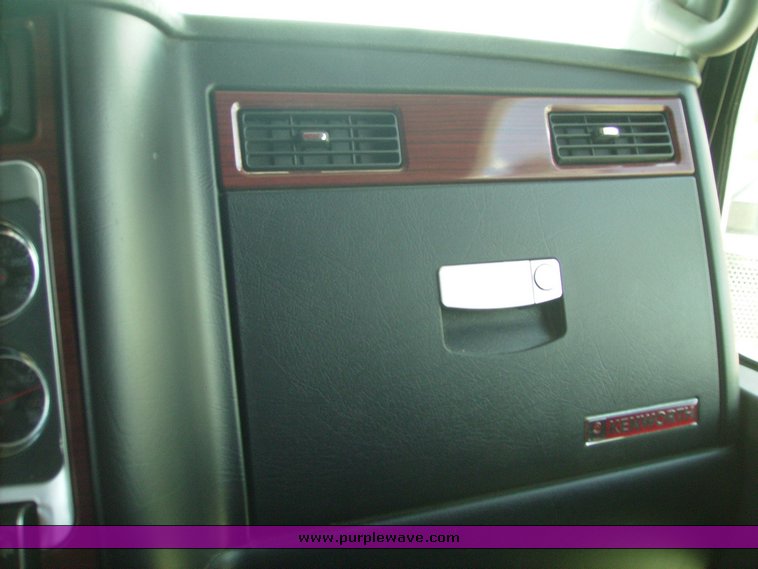 image for item 1005 2006 Kenworth W900B truck tractor