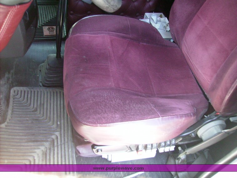 image for item 1005 2006 Kenworth W900B truck tractor