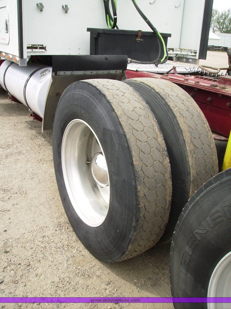 image for item 1005 2006 Kenworth W900B truck tractor