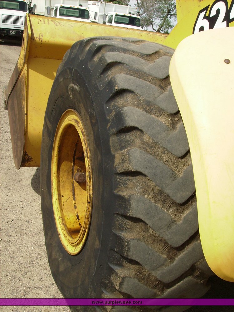 image for item 7071 2001 John Deere 624H wheel loader