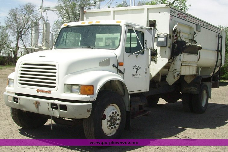 image for item 7073 1991 International 4900 feed truck