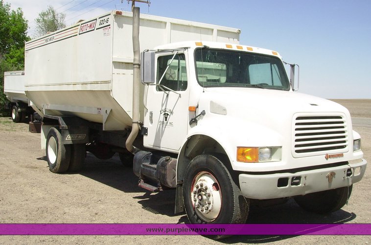 image for item 7073 1991 International 4900 feed truck