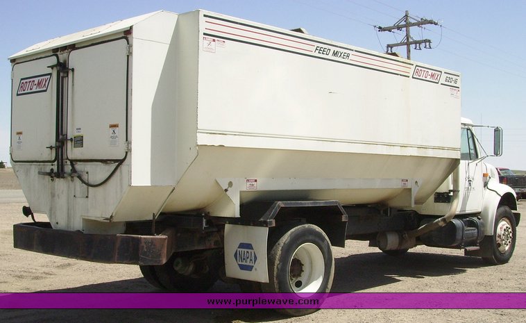 image for item 7073 1991 International 4900 feed truck