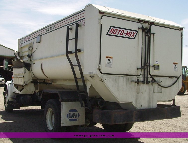 image for item 7073 1991 International 4900 feed truck