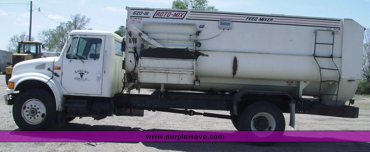 image for item 7073 1991 International 4900 feed truck