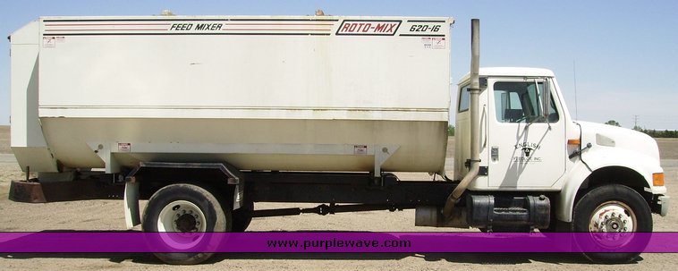 image for item 7073 1991 International 4900 feed truck