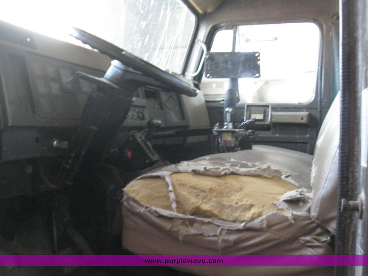 image for item 7073 1991 International 4900 feed truck