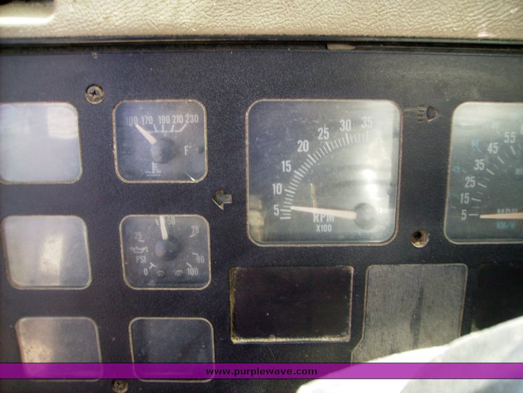 image for item 7073 1991 International 4900 feed truck