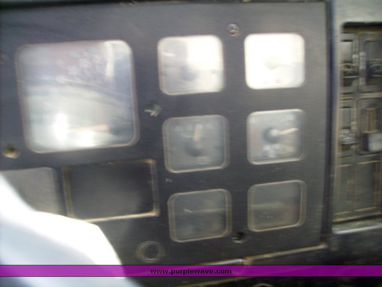 image for item 7073 1991 International 4900 feed truck