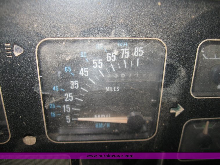 image for item 7073 1991 International 4900 feed truck