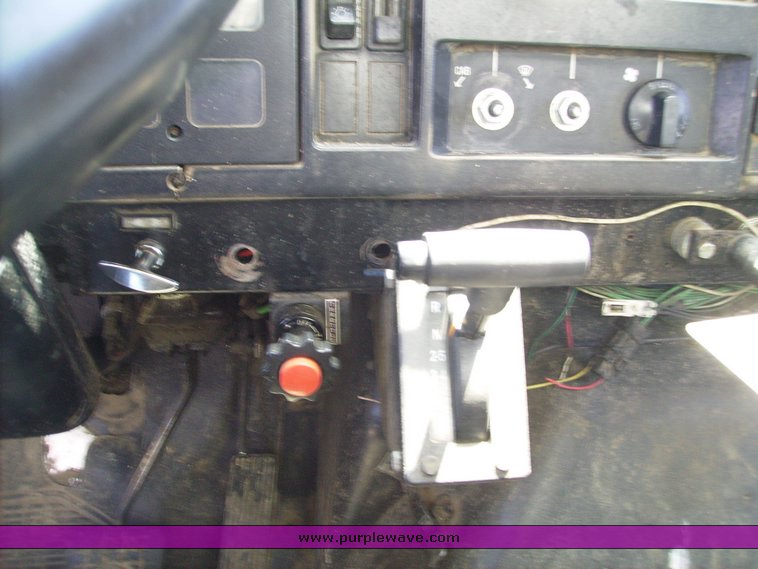 image for item 7073 1991 International 4900 feed truck