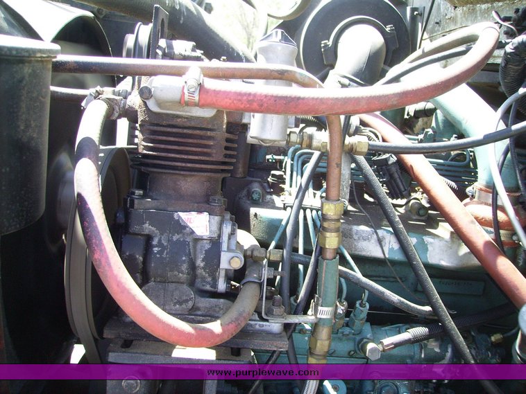 image for item 7073 1991 International 4900 feed truck