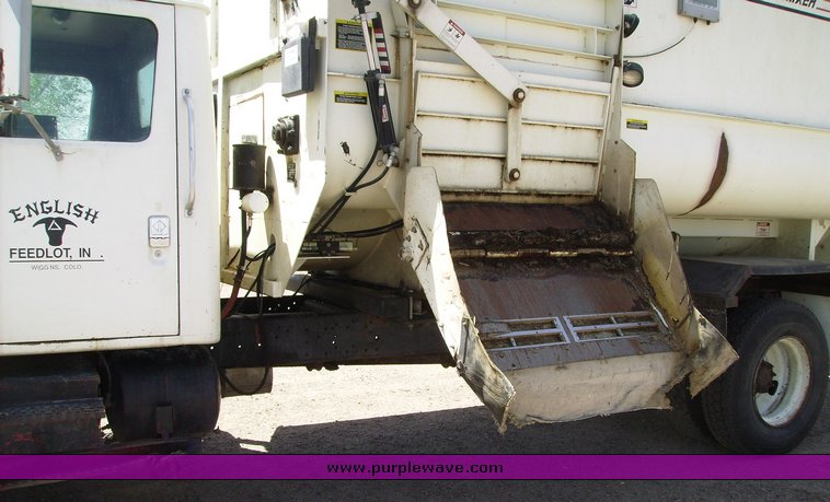 image for item 7073 1991 International 4900 feed truck