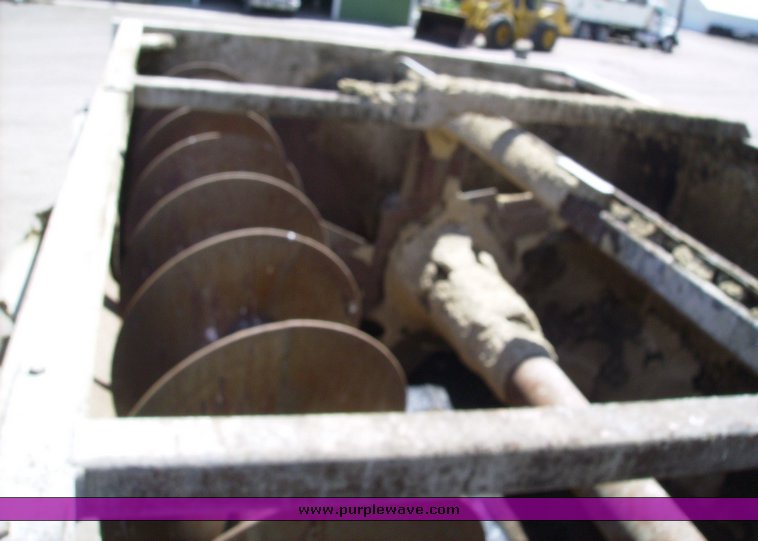 image for item 7073 1991 International 4900 feed truck