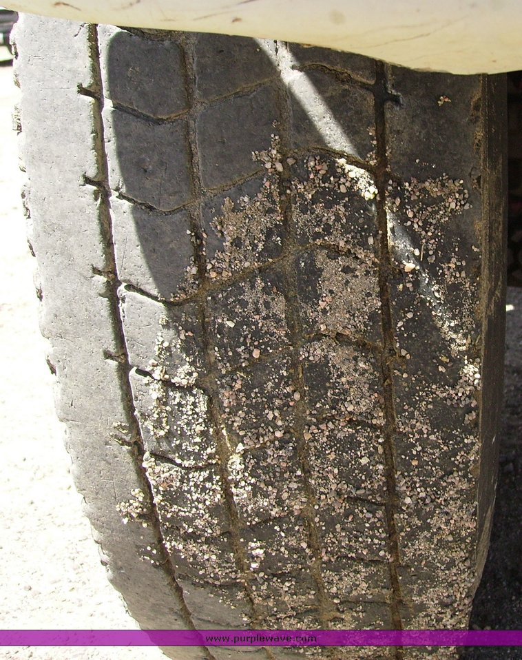 image for item 7073 1991 International 4900 feed truck