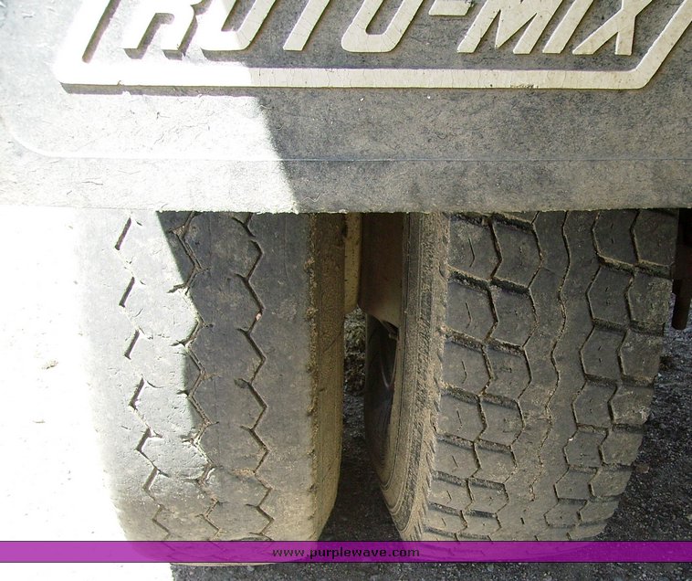 image for item 7073 1991 International 4900 feed truck