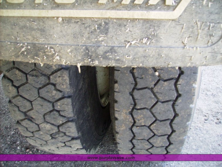 image for item 7073 1991 International 4900 feed truck