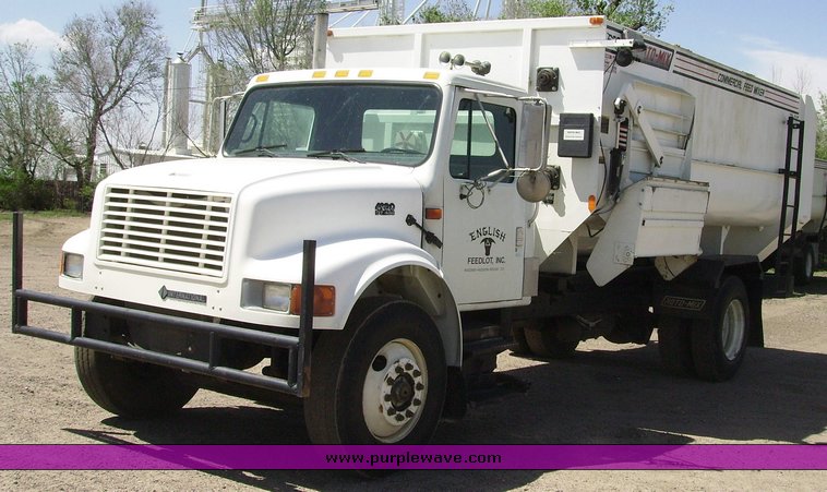 image for item 7078 1995 International 4900 feed truck