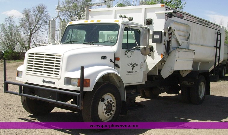 image for item 7078 1995 International 4900 feed truck