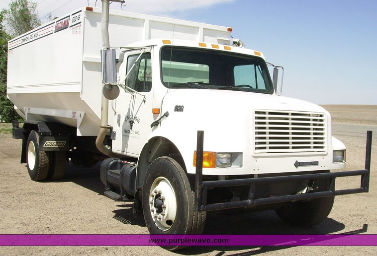image for item 7078 1995 International 4900 feed truck