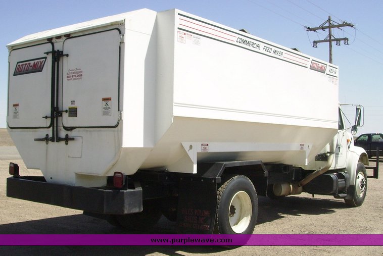 image for item 7078 1995 International 4900 feed truck