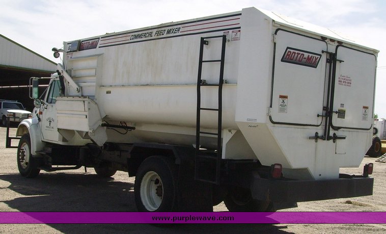image for item 7078 1995 International 4900 feed truck