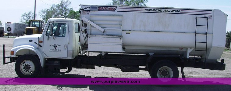 image for item 7078 1995 International 4900 feed truck