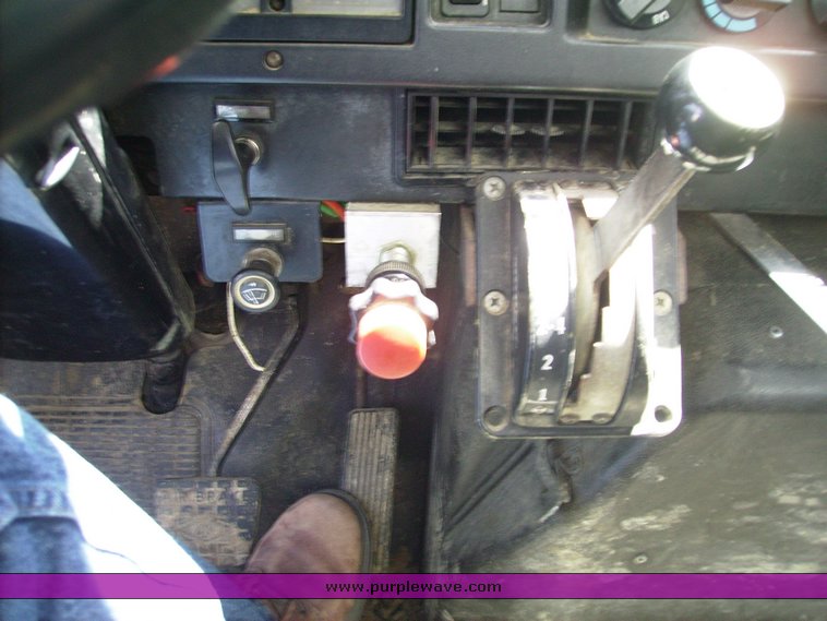 image for item 7078 1995 International 4900 feed truck