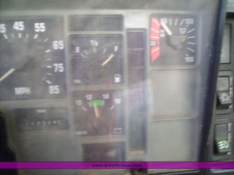 image for item 7078 1995 International 4900 feed truck