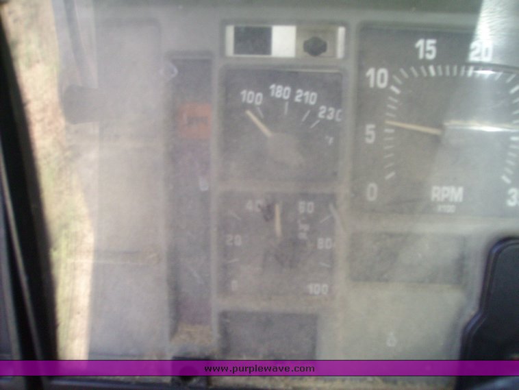 image for item 7078 1995 International 4900 feed truck