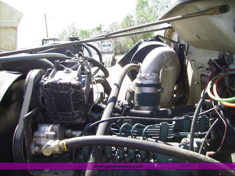 image for item 7078 1995 International 4900 feed truck