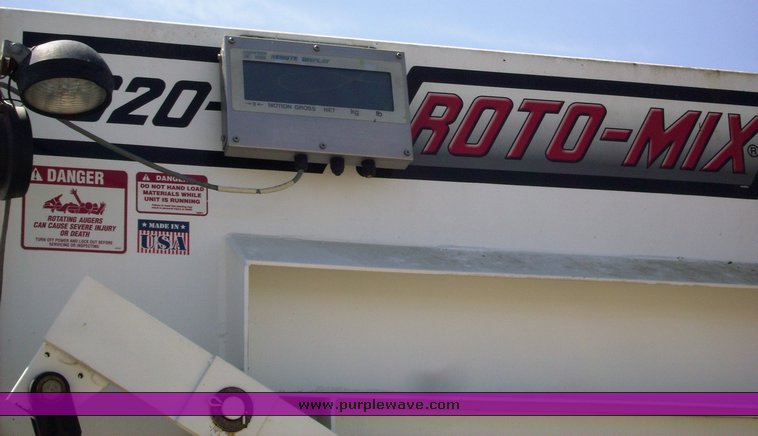 image for item 7078 1995 International 4900 feed truck